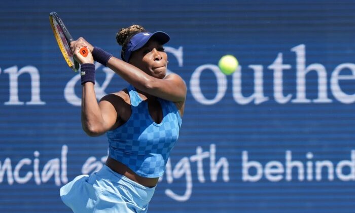 Venus Williams returns the ball during her match against Karolina Pliskova on Center Court during the 2022 Western and Southern Open in Cincinnati, Ohio, on Aug. 16, 2022. (Phil Didion/USA TODAY NETWORK via Field Level Media)