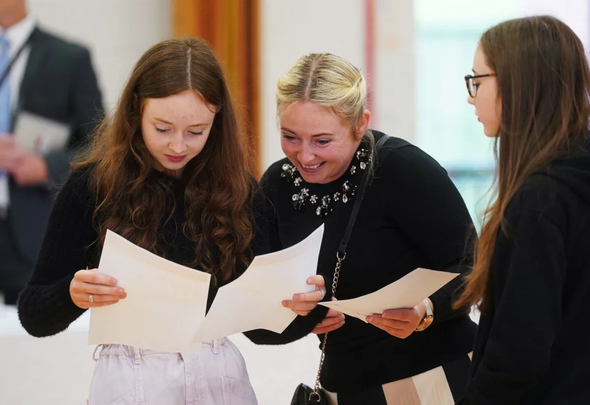 Jessica McGeown (L) opens her A-level results with her mother Samantha McGeown at Lagan College, Belfast, on Aug. 18, 2022. (PA)