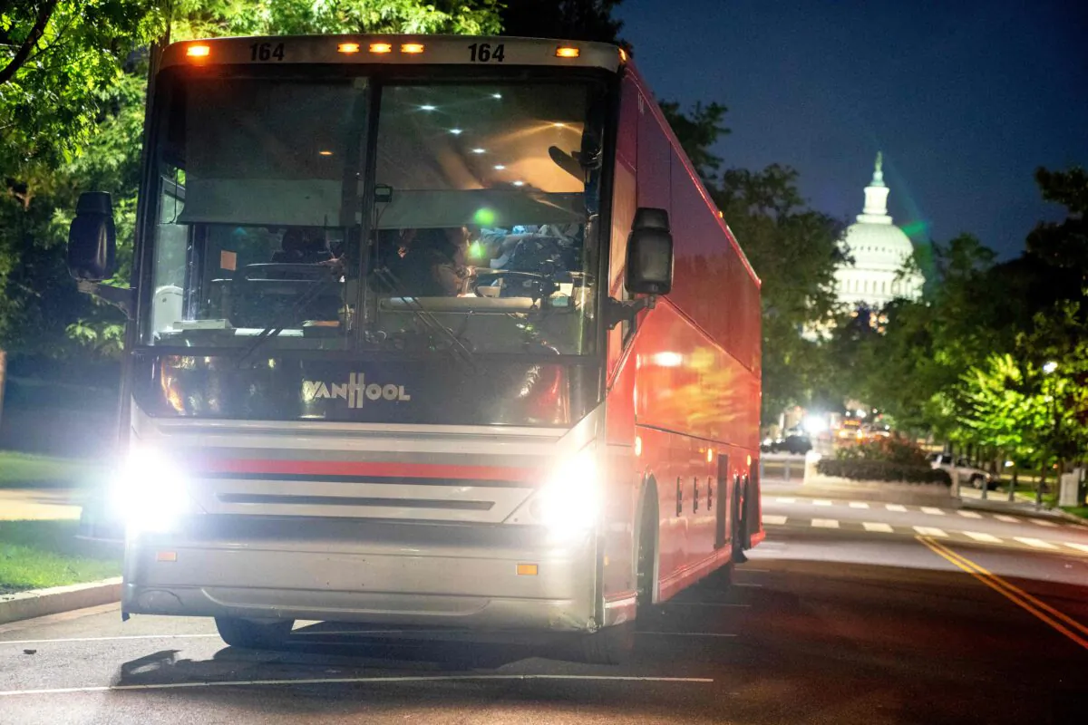 With the U.S. Capitol in the backdrop, a bus from Texas carrying illegal immigrants arrives in Washington, D.C., on Aug. 2, 2022. (Stefani Reynolds/AFP via Getty Images)