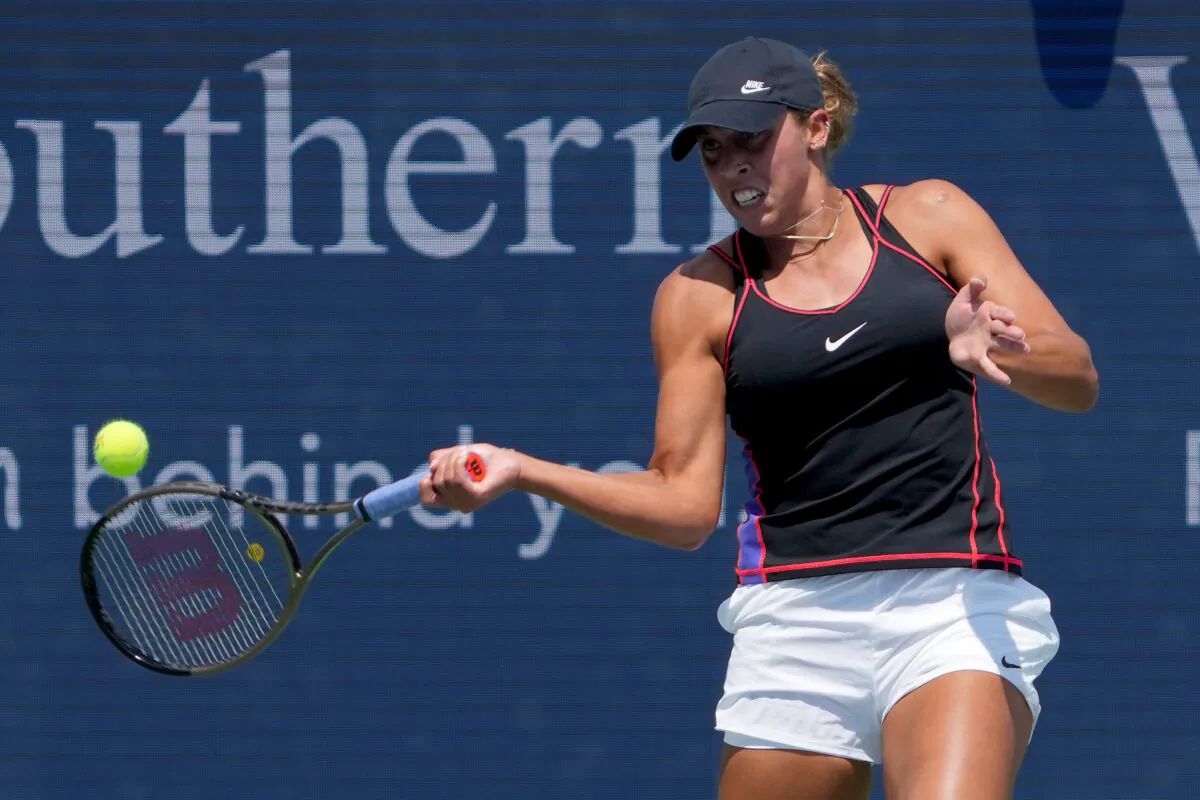 Madison Keys of the United States plays a forehand during her match against Iga Swiatek of Poland during the Western & Southern Open at the Lindner Family Tennis Center in Mason, Ohio, on August 18, 2022. (Dylan Buell/Getty Images)