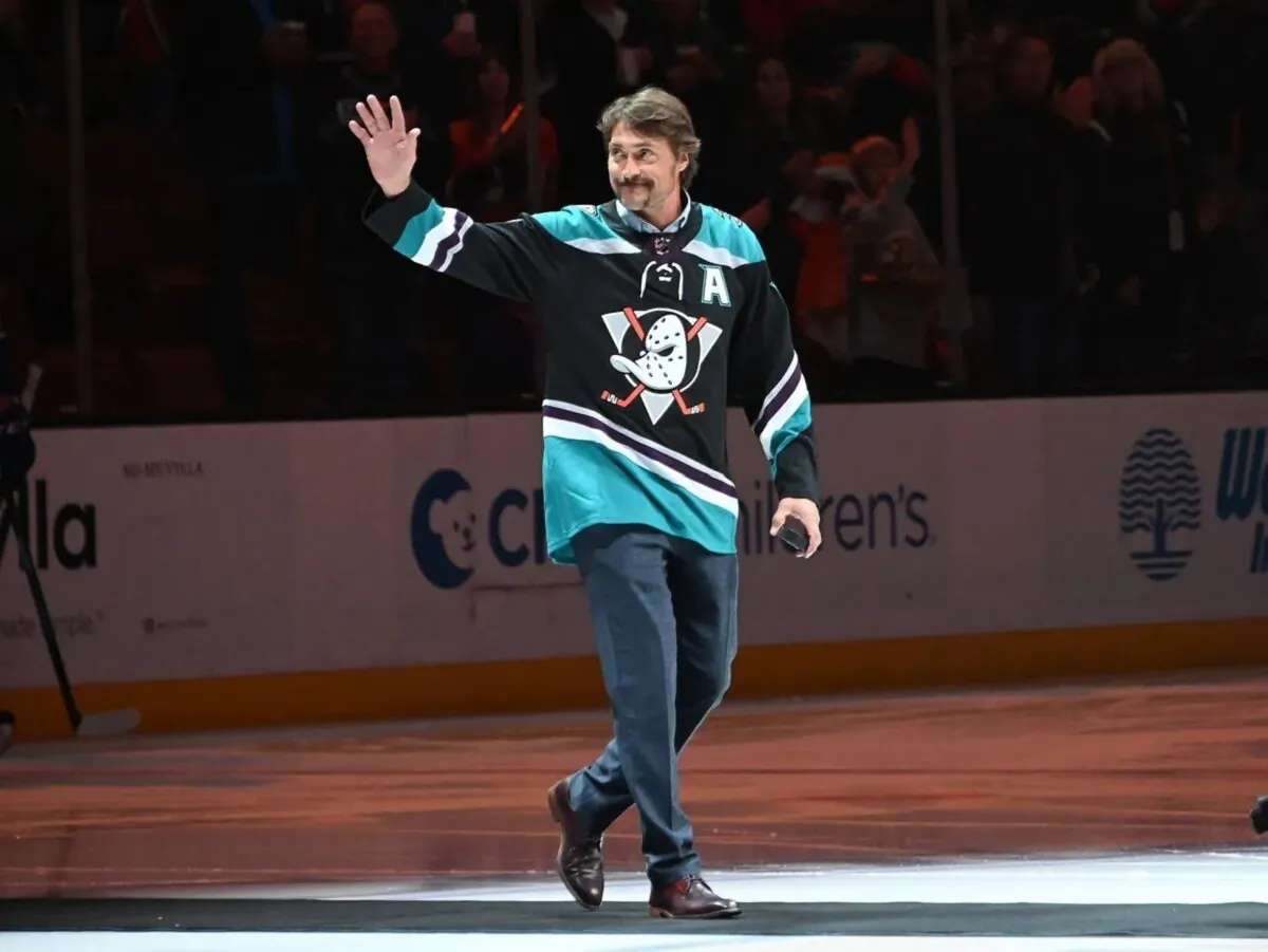 Anaheim Ducks retired player Teemu Selanne acknowledges the crowd prior to dropping the ceremonial first puck before the NHL game against the Vancouver Canucks at Honda Center in Anaheim, Calif., on Nov. 21, 2018. (Kirby Lee/USA TODAY Sports via Field Level Media)