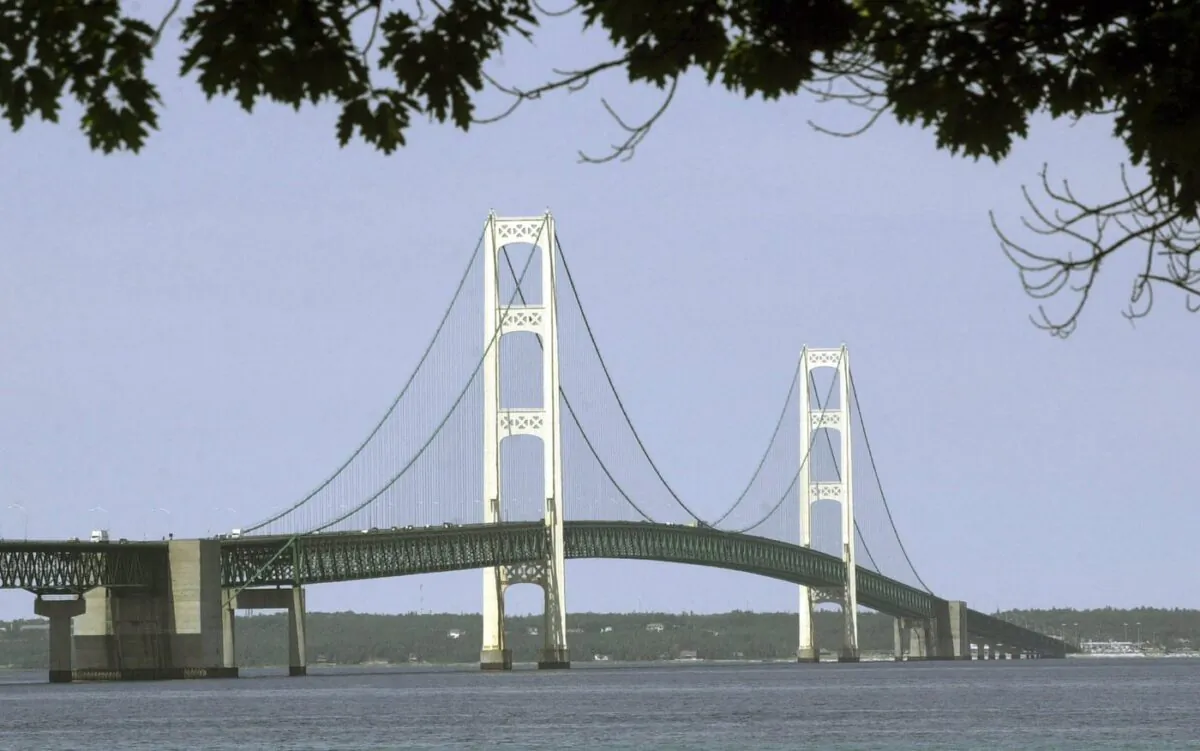 The Mackinac Bridge spans the Straits of Mackinac from Mackinaw City, Mich., July 19, 2002. (The Canadian Press/AP/Carlos Osorio)