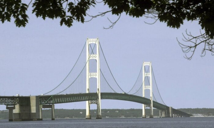 The Mackinac Bridge spans the Straits of Mackinac from Mackinaw City, Mich., July 19, 2002. (The Canadian Press/AP/Carlos Osorio)