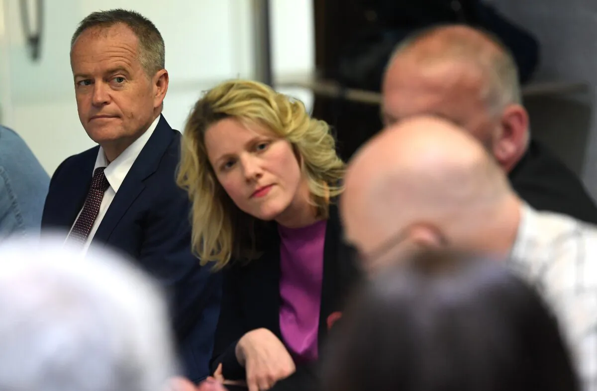 Leader of the Opposition Bill Shorten (left) and Shadow Minister for Justice Claire O'Neil (second from left) are seen during a financial victims roundtable in Nunawading in Melbourne, Friday, October 26, 2018. (AAP Image/Julian Smith)