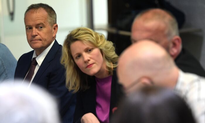 Leader of the Opposition Bill Shorten (left) and Shadow Minister for Justice Claire O'Neil (second from left) are seen during a financial victims roundtable in Nunawading in Melbourne, Friday, October 26, 2018. (AAP Image/Julian Smith) 