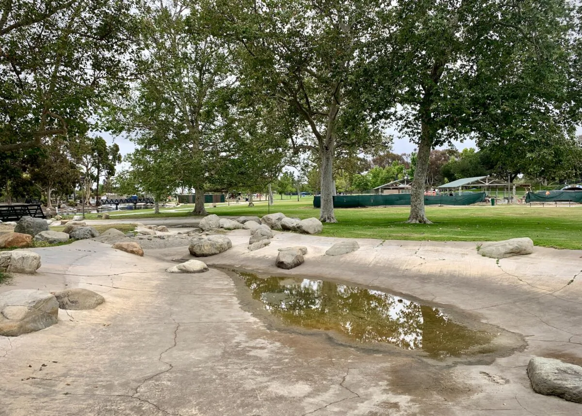 A dried pond sits on the outskirts of Mile Square Park in Fountain Valley, Calif., on May 21, 2022. (John Fredricks/The Epoch Times)