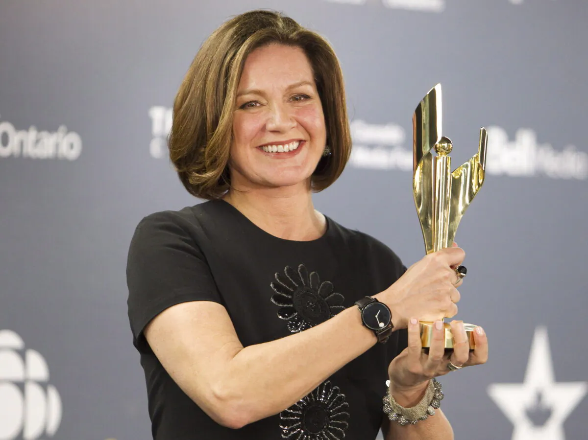 Lisa LaFlamme with her award for best National News Anchor at the Canadian Screen Awards in Toronto on March 9, 2014. (Fred Thornhill/The Canadian Press)