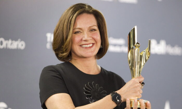 Lisa LaFlamme with her award for best National News Anchor at the Canadian Screen Awards in Toronto on March 9, 2014. (Fred Thornhill/The Canadian Press)