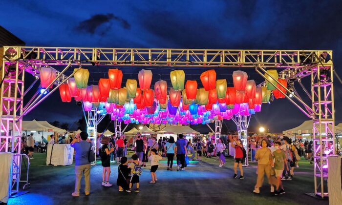 "The 2022 Hong Kong Sky Lantern Festival," organized by the non-profit-making organization GP43, kicked off yesterday at Wonderland, West Kowloon Cultural District, Tsim Sha Tsui, Hong Kong on Aug. 6, 2022. More than 200 blessing sky lanterns were created by the masters of Pok Fu Lam Village and the "Village Girl Workshop." (Pokfulam Village Facebook)