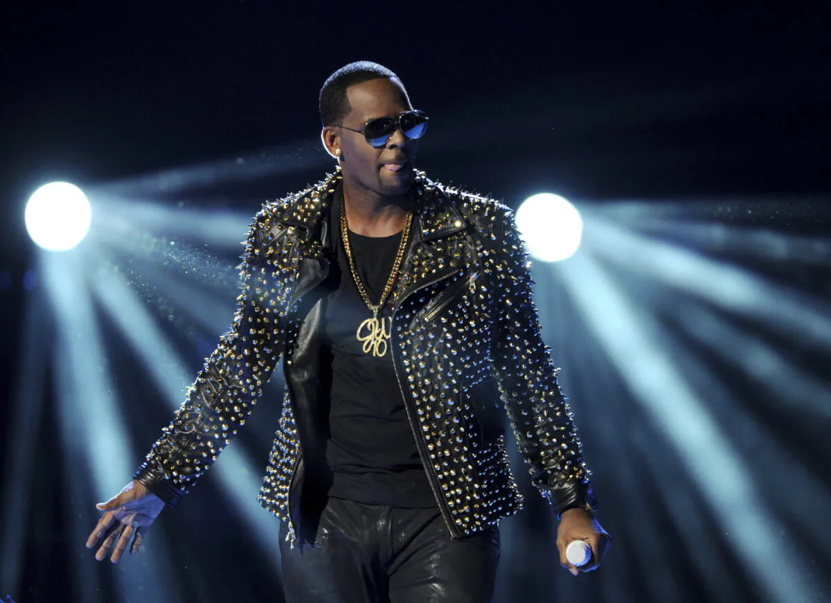 R. Kelly performs at the BET Awards in Los Angeles on June 30, 2013. (Frank Micelotta/Invision/AP)