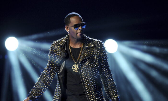 R. Kelly performs at the BET Awards in Los Angeles on June 30, 2013. (Frank Micelotta/Invision/AP)