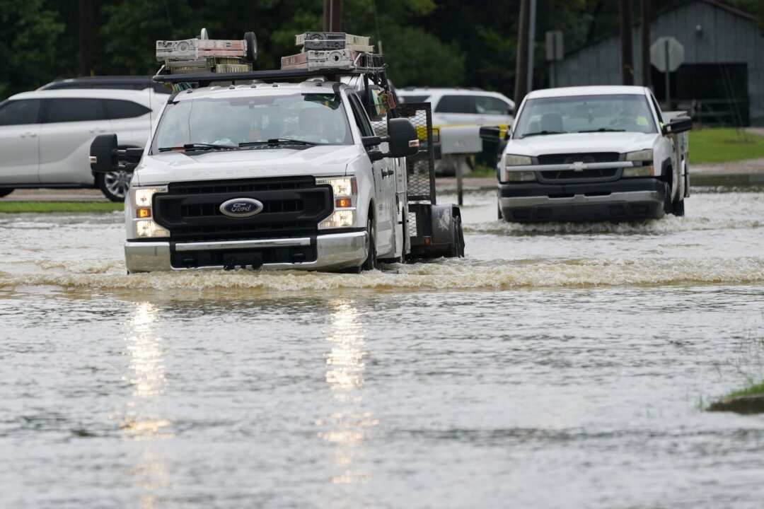 Rapid Rainfall Floods Buildings and Highways in Deep South | The Epoch ...