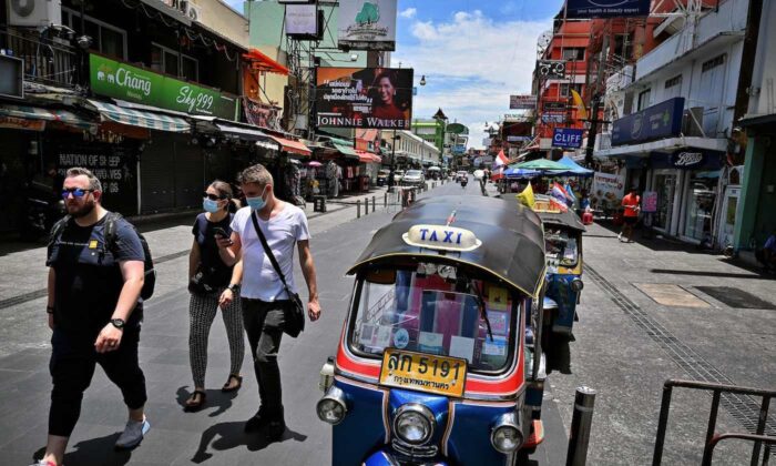 2022 年 5 月 17 日，外国游客沿着曼谷受欢迎的考山路行走。（Lillian Suwanrumpha/AFP via Getty Images）