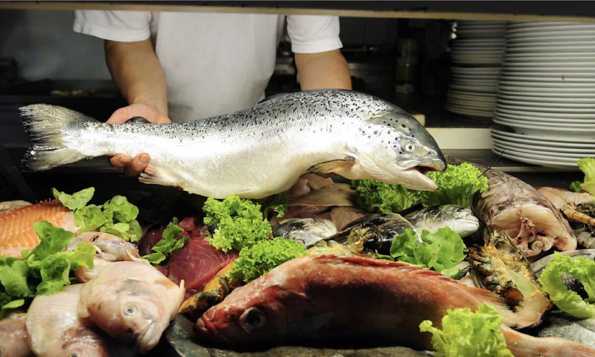 To prevent ciguatoxin poisoning, the CHP reminds the public to be cautious when eating grouper. (Jiang Wen/The Epoch Times)