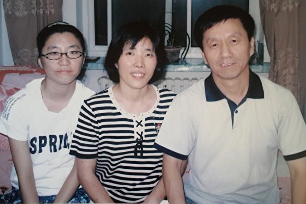 2009年，张宏宇（左）和她的父母。她的母亲于2013年在警察拘留期间死于酷刑。她的父亲于8月10日被捕，此后一直被关押在派出所。  （张宏宇供图）