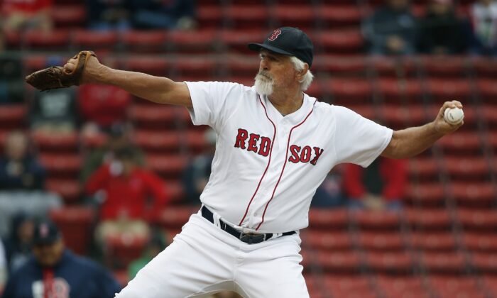 Former Boston Red Sox's Bill Lee pitches during a Red Sox alumni baseball game in Boston on May 27, 2018. (Michael Dwyer/AP Photo)