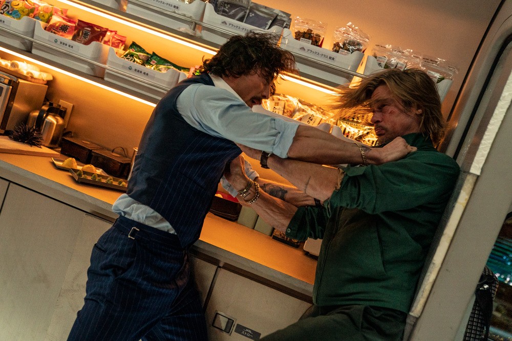 two men fight in BULLET TRAIN