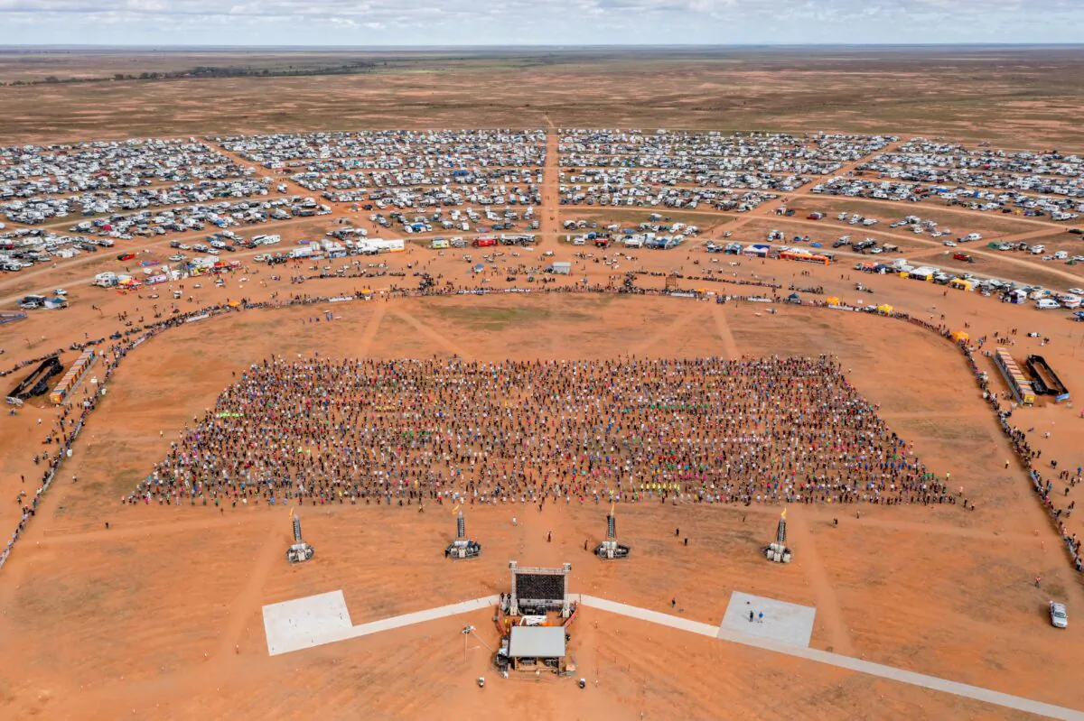 3,720 festival-goers danced across the sprawling desert plains behind the historic mining town of Silverton
to the 1973 Tina Turner soul classic. (Courtesy of the Matt Williams/Mundi Mundi Bash)