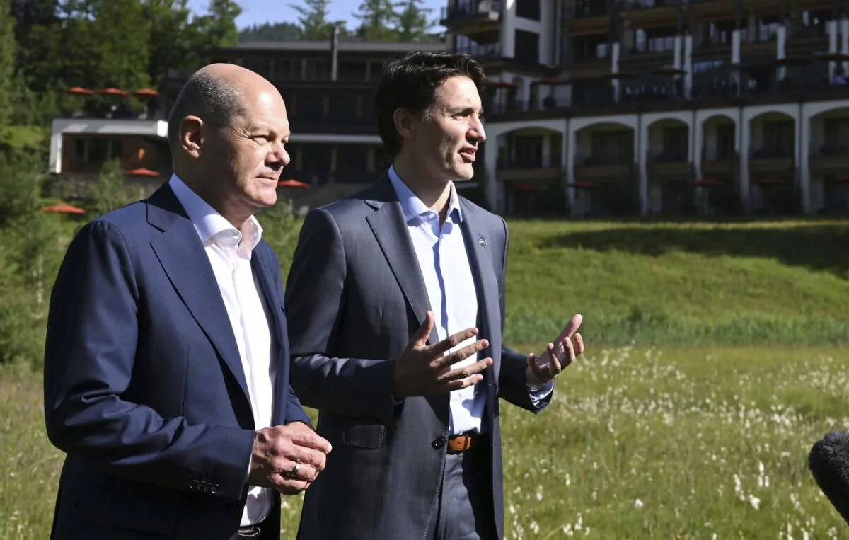 German chancellor Olaf Scholz, left, and the Prime Minister of Canada, Justin Trudeau, right, give a statement during their bilateral meeting on the sidelines of the G7 summit at Castle Elmau in Kruen, near Garmisch-Partenkirchen, Germany, on June 27, 2022. (The Canadian Press/Kerstin Joensson/Pool Photo via AP)