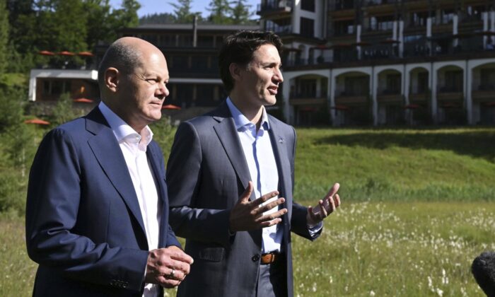 German chancellor Olaf Scholz, left, and the Prime Minister of Canada, Justin Trudeau, right, give a statement during their bilateral meeting on the sidelines of the G7 summit at Castle Elmau in Kruen, near Garmisch-Partenkirchen, Germany, on June 27, 2022. (The Canadian Press/Kerstin Joensson/Pool Photo via AP)
