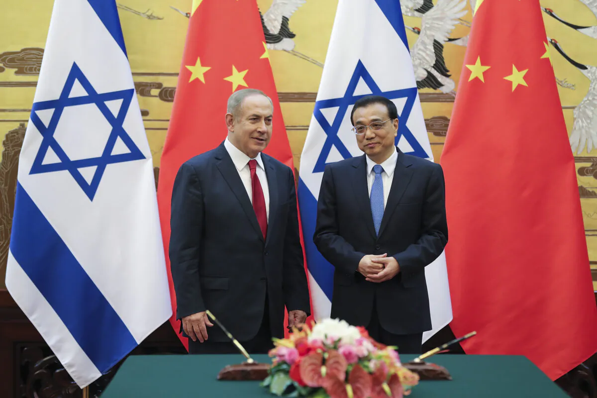 Israel Prime Minister Benjamin Netanyahu (L) with Chinese Premier Li Keqiang (R)  at a signing ceremony in Beijing, China, on March 20, 2017. (Lintao Zhang/Pool/Getty Images)