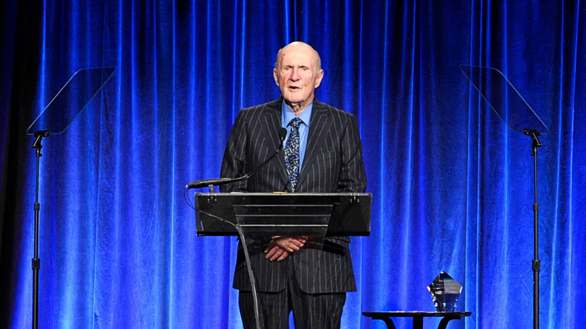 Julian Robertson speaks on stage at The Christopher & Dana Reeve Foundation "A Magical Evening" in New York, on Nov. 20, 2014. (Ilya S. Savenok/Getty Images)
