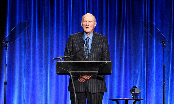 Julian Robertson speaks on stage at The Christopher & Dana Reeve Foundation "A Magical Evening" in New York, on Nov. 20, 2014. (Ilya S. Savenok/Getty Images)
