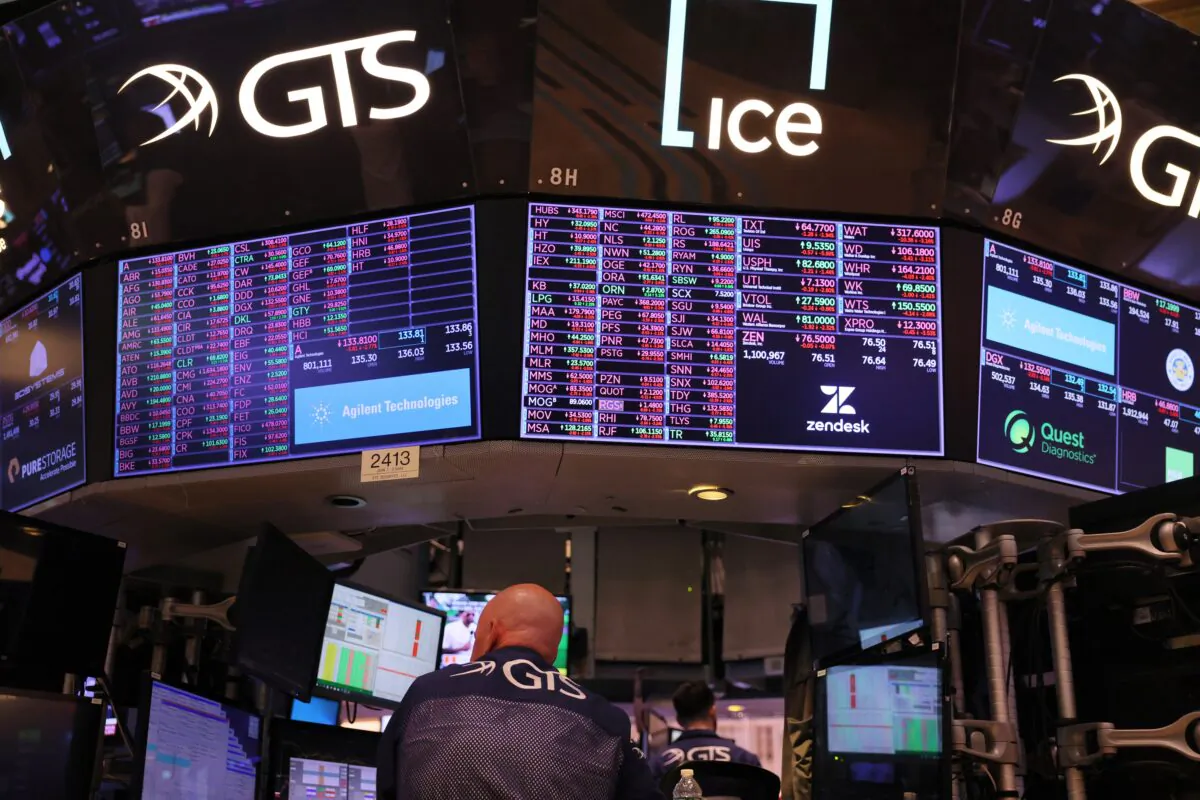 Traders work on the floor of the New York Stock Exchange during afternoon trading in New York on Aug. 22, 2022. (Michael M. Santiago/Getty Images)