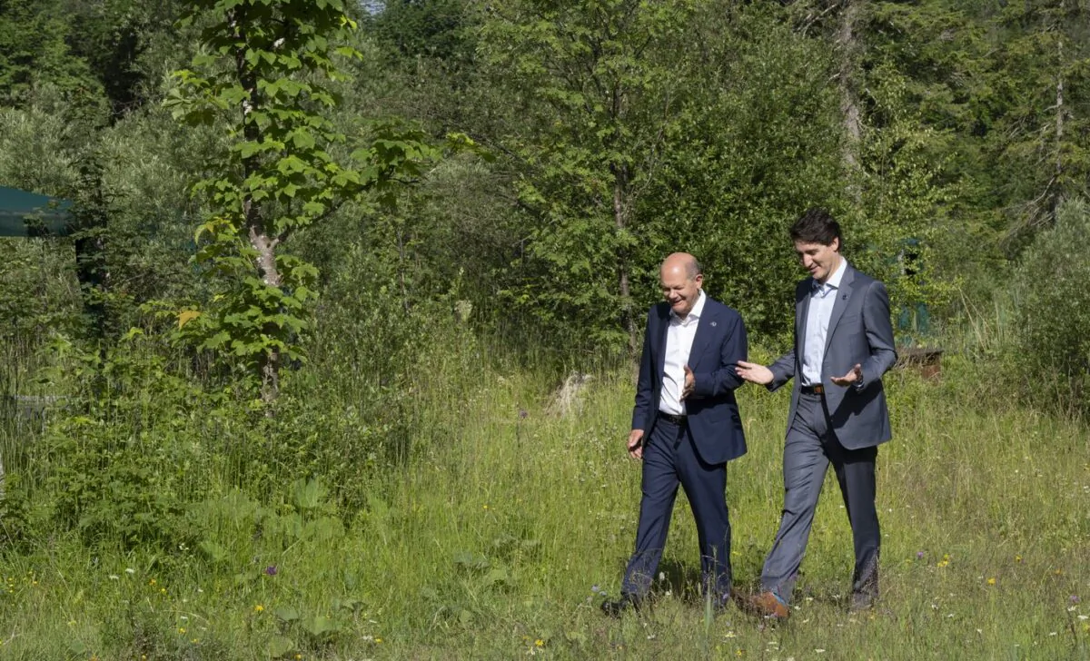 Prime Minister Justin Trudeau and Olaf Scholz, Chancellor of Germany take a stroll at the G7 Summit in Schloss Elmau on June 27, 2022. (The Canadian Press/Paul Chiasson)