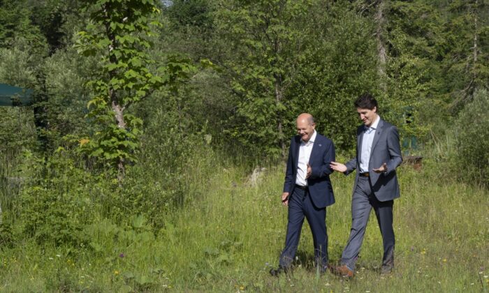 Prime Minister Justin Trudeau and Olaf Scholz, Chancellor of Germany take a stroll at the G7 Summit in Schloss Elmau on June 27, 2022. (The Canadian Press/Paul Chiasson)