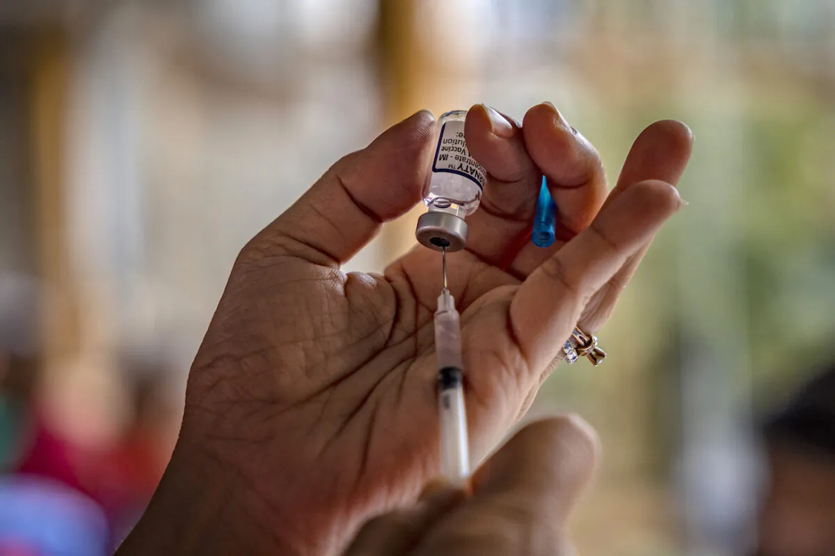 A health care worker prepares a dose of Pfizer BioNTech COVID-19 vaccine in a file image. (Ezra Acayan/Getty Images)