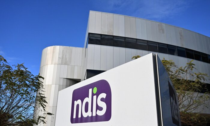 2022 年 6 月 22 日，国家残疾保险计划 NDIS 徽标出现在其位于澳大利亚堪培拉的总部。（AAP Image/Mick Tsikas） 