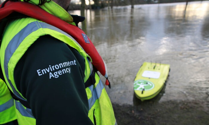 An Environment Agency worker in Datchet, England, on Feb. 10, 2014. (Peter Macdiarmid/Getty Images)