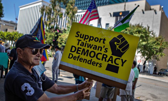 Taiwanese Americans gather in front of the Chinese Consulate General in Los Angeles on Aug. 14 in a demonstration urging the U.S. government’s continued support of Taiwan. (Jason Armond/Los Angeles Times/Getty Images)