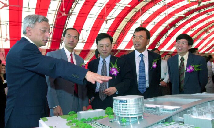 Robert Tsao (L), chairman of UMC Group, points out the UMC wafer plant to Singapore Minister of Trade and Industry, George Yeo (2nd L), and Taipei representative Ou Yang (3rd L) and Singapore's Economic Development Board (EDB) chairman, Teo Ming Kian (R) after officiating at the ground breaking ceremony of UMC International Pte. Ltd. wafer fabrication plant in Singapore April 12, 2001. (Roslan Rahman/AFP via Getty Images)