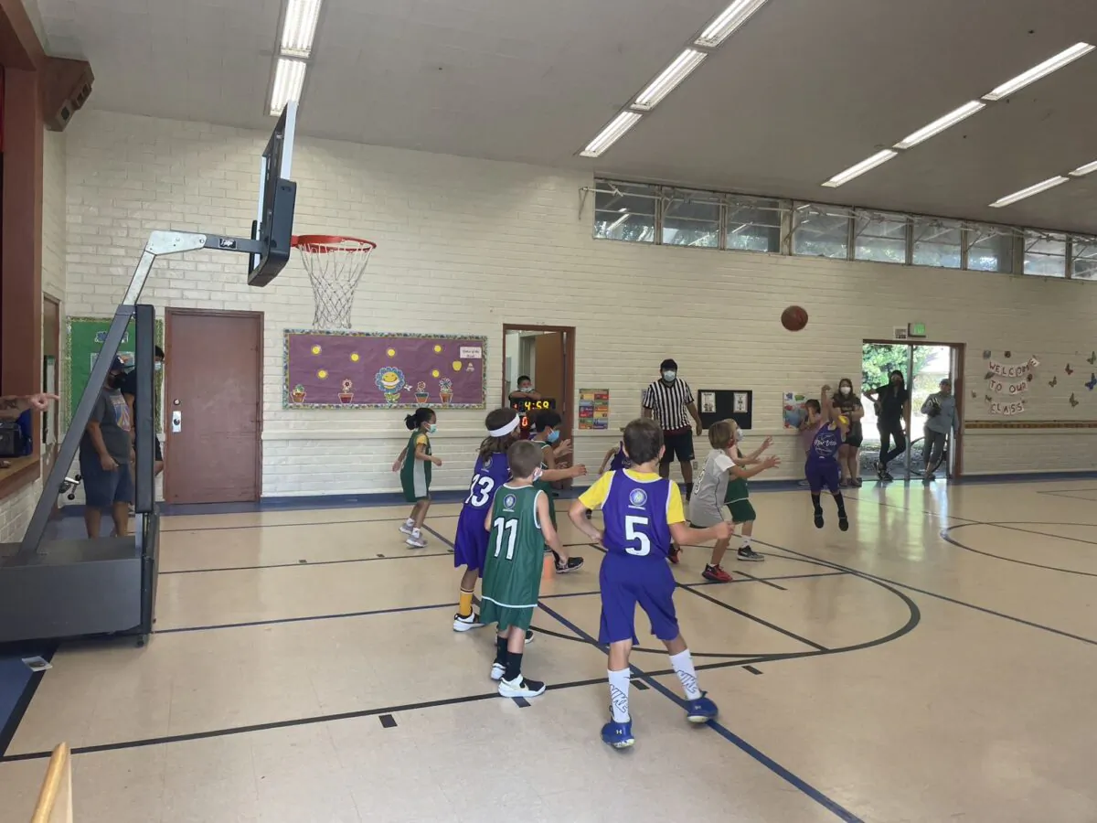 Children are playing basketball with masks at the Mar Vista Recreation Center in Los Angeles on Aug. 20, 2022. (Courtesy of Ross Novie)