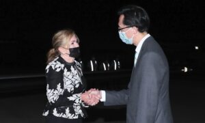 US Senator Arrives in Taiwan, Defying the CCP