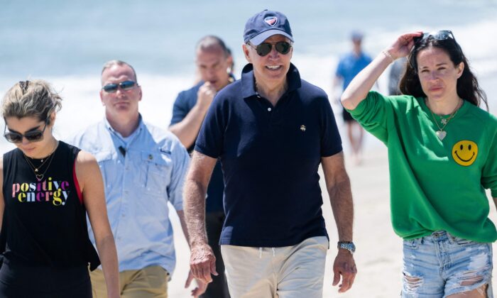 President Joe Biden walks on the beach with his daughter Ashley Biden (R) and members of his extended family in Rehoboth Beach, Del., on Aug. 25, 2022. (Saul Loeb/AFP via Getty Images)