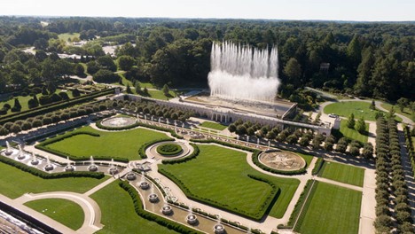 The hillside of the magnificent Main Fountain Garden gently drops like an amphitheater towards the explosive fountain, which is raised like a stage. The amphitheater-like setting is symmetrically arranged as a formal garden composed of smaller fountains, ponds, boxwood shrubs, and Linden trees. (Courtesy of J.H.Smith/Cartiophotos) 
