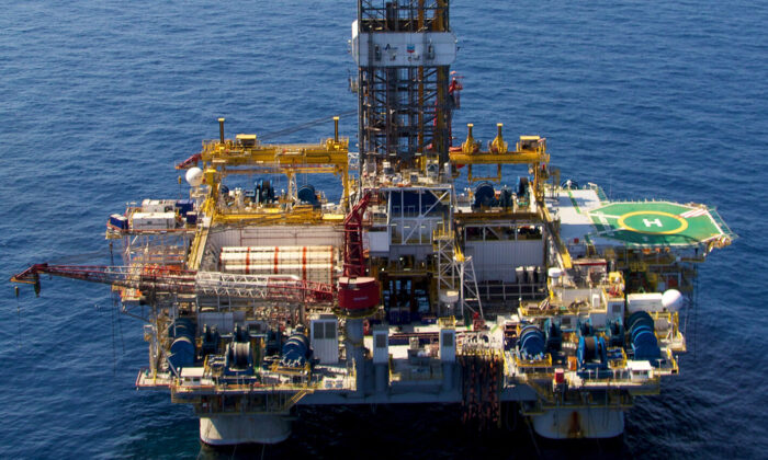 The Atwood Osprey semi-submersible drilling rig offshore Australia on Sep. 29, 2011. (AAP Image/Clarity Communications) 