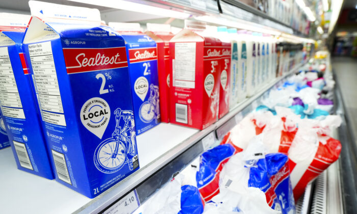 2022 年 5 月 26 日，魁北克艾尔默的一家杂货店展示了牛奶和其他乳制品出售。（肖恩·基尔帕特里克/加拿大新闻社）