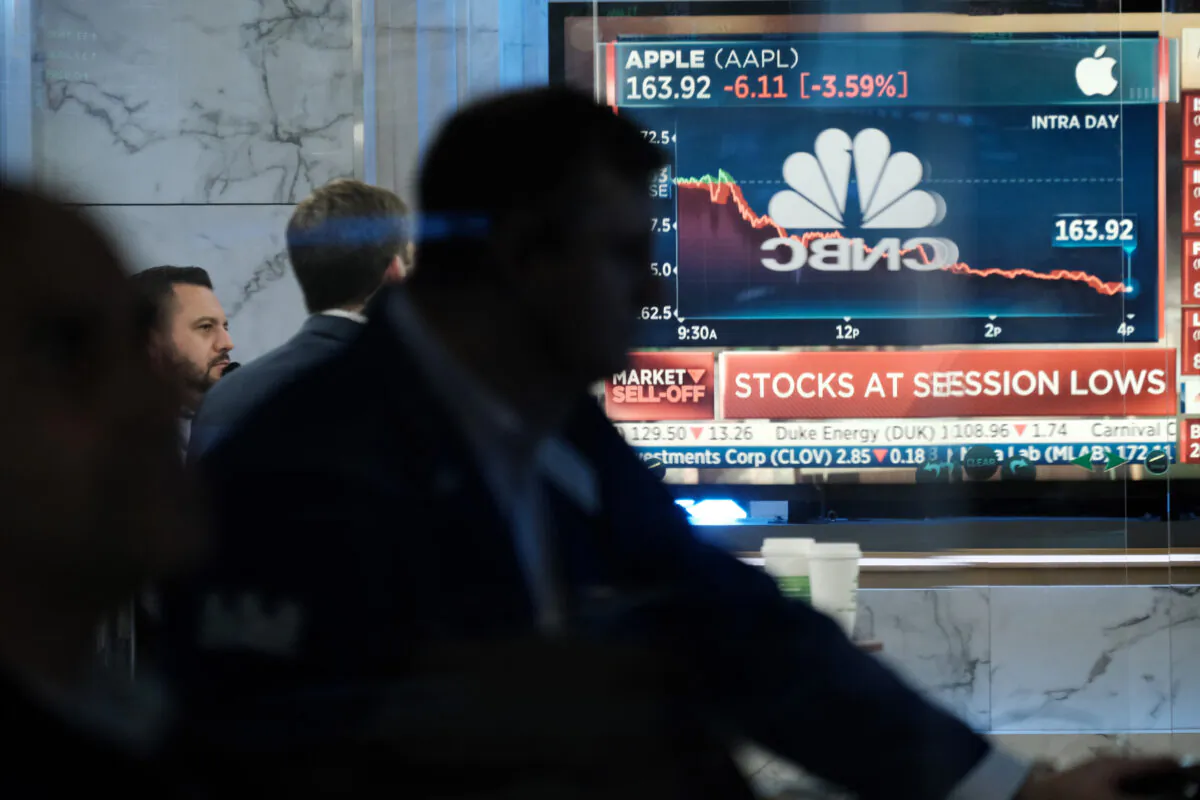 Traders work on the floor of the New York Stock Exchange (NYSE) in New York on Aug. 26, 2022. (Spencer Platt/Getty Images)