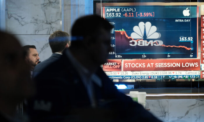 Traders work on the floor of the New York Stock Exchange (NYSE) in New York on Aug. 26, 2022. (Spencer Platt/Getty Images)