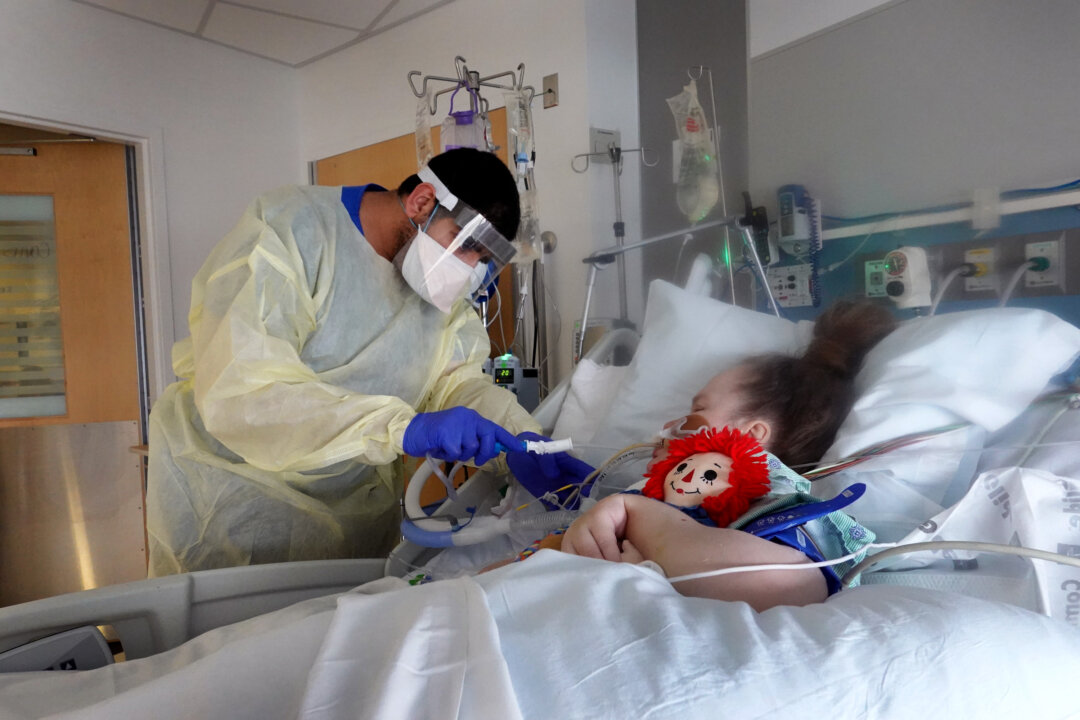 A respiratory therapist treats a COVID-19 patient in Chicago, Ill., on Jan. 31, 2022. (Scott Olson/Getty Images)