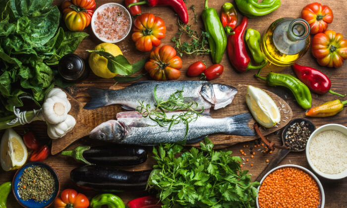 日本的一项研究发现，多吃盐少吃蔬菜、水果和鱼的人死于心血管疾病的风险更高。  （快门）