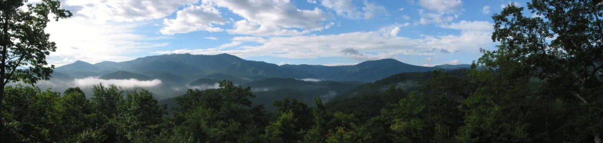 Panoramic view of the Smokey Mountains. (Reveriel-likes/CC BY-SA 3.0)