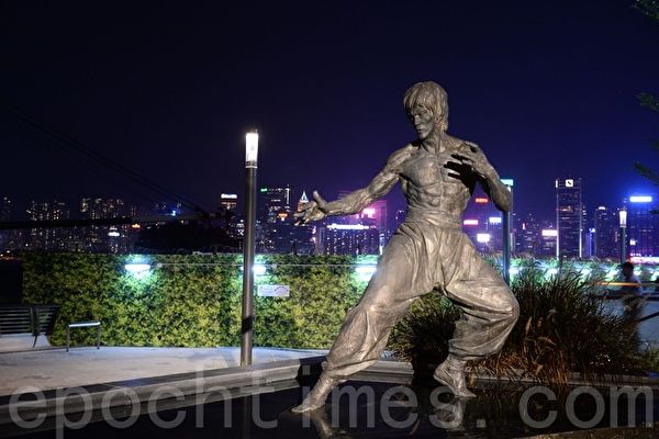 The statue of Bruce Lee at East Waterfront Podium Garden, also known as Garden of Stars, in Tsim Sha Tsui, Hong Kong. (Song Bilong/The Epoch Times)