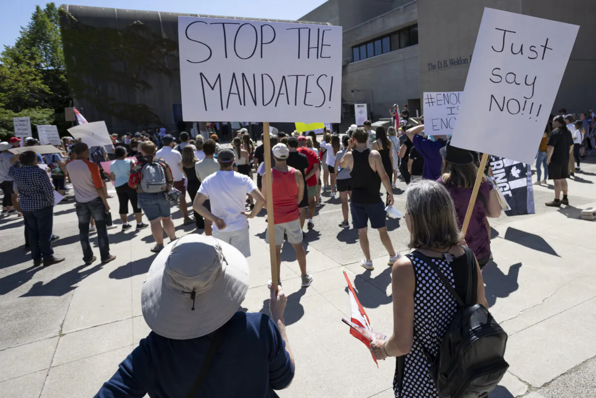 A group of Western University students hold a protest against the school's COVID-19 mandates on Aug. 27, 2022. (The Canadian Press/Nicole Osborne)