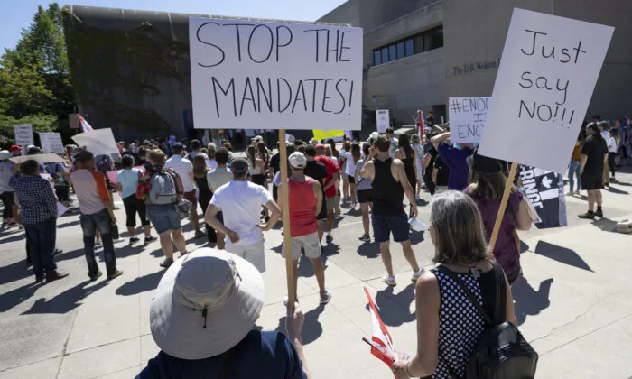 A group of Western University students hold a protest against the school's COVID-19 mandates on Aug. 27, 2022. (The Canadian Press/Nicole Osborne)
