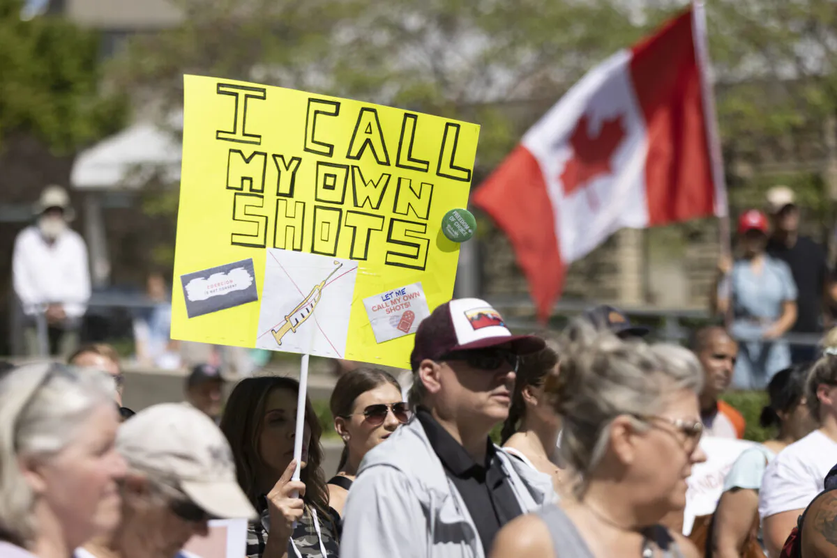 A group of Western University students hold a protest against the school's COVID-19 mandates on Aug. 27, 2022. (Nicole Osborne/The Canadian Press)